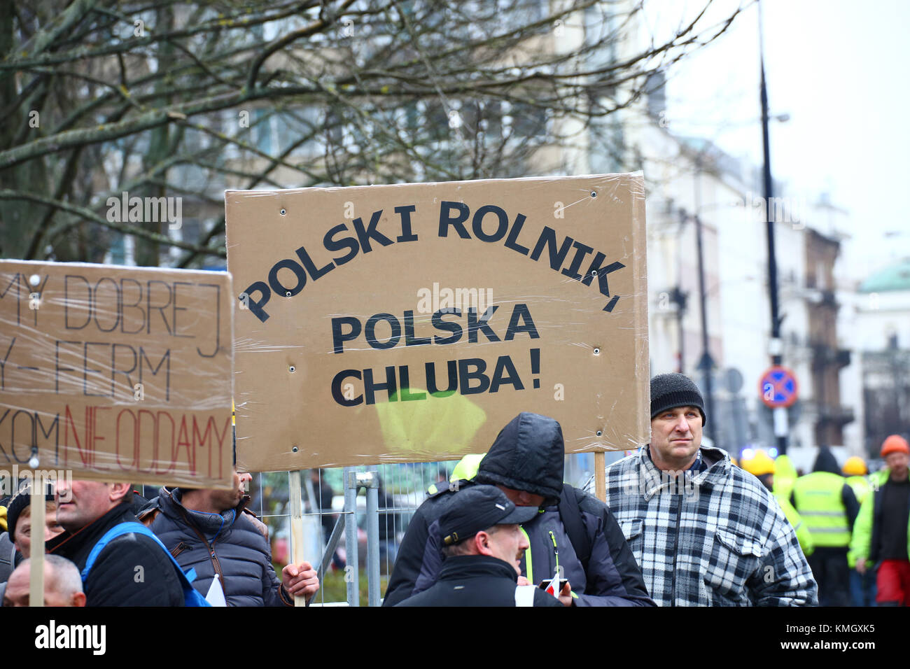 Warsaw, Poland. 08th Dec, 2017. Poland, Warsaw, 8th December 2017: Hundreds of mink farmers block parliament (Sejm) against cutting in their breedings in fear of losing work and financial crisis. Credit: Jake Ratz/Alamy Live News Stock Photo