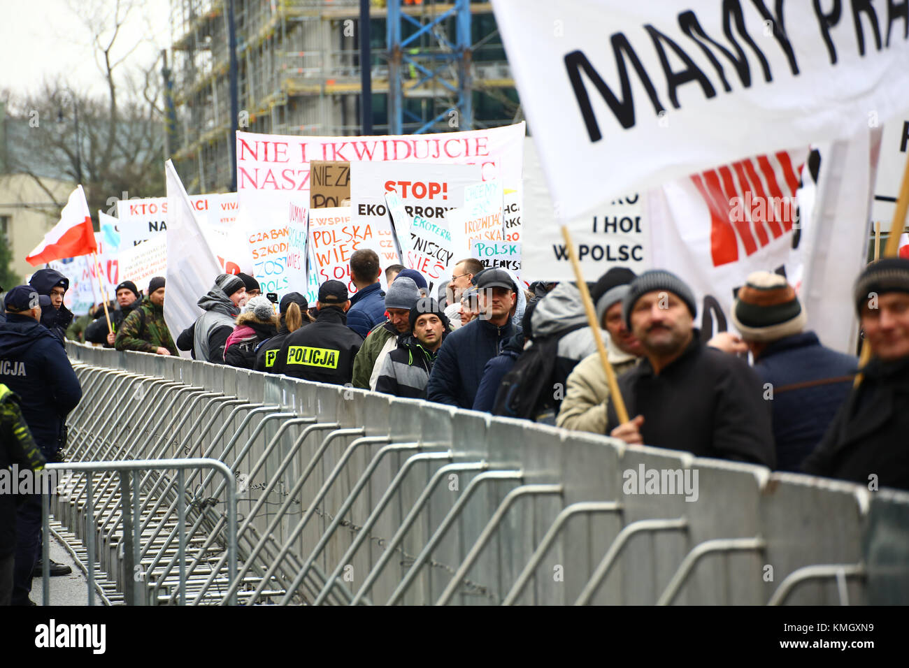 Warsaw, Poland. 08th Dec, 2017. Poland, Warsaw, 8th December 2017: Hundreds of mink farmers block parliament (Sejm) against cutting in their breedings in fear of losing work and financial crisis. Credit: Jake Ratz/Alamy Live News Stock Photo