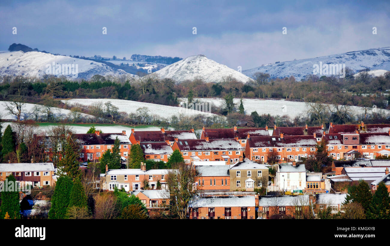 Ashbourne, Derbyshire, UK. 8th December, 2017.  UK Weather: snow on the hills Thorpe Cloud & Bunster Hill by Dovedale above Ashbourne Derbyshire in the Peak District National Park Credit: Doug Blane/Alamy Live News Stock Photo