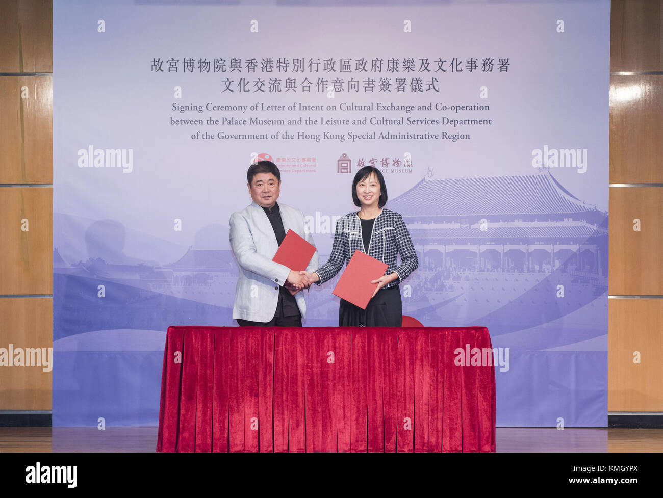 Hong Kong, China. 7th Dec, 2017. Shan Jixiang (L), director of the Palace Museum, and Michelle Li, director of Leisure and Cultural Services of the Hong Kong Special Administrative Region (HKSAR) government, shake hands after signing the Letter of Intent on Cultural Exchange and Cooperation between the Palace Museum and the Leisure and Cultural Services Department of the HKSAR Government in Hong Kong, south China, Dec. 7, 2017. Credit: Liu Yun/Xinhua/Alamy Live News Stock Photo