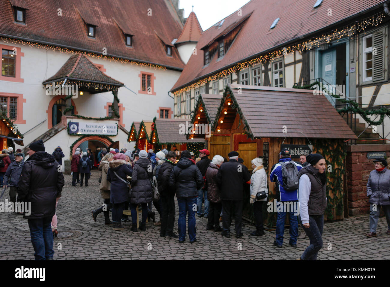 Michelstadt, Germany. 8th December 2017. People stand at stalls at the