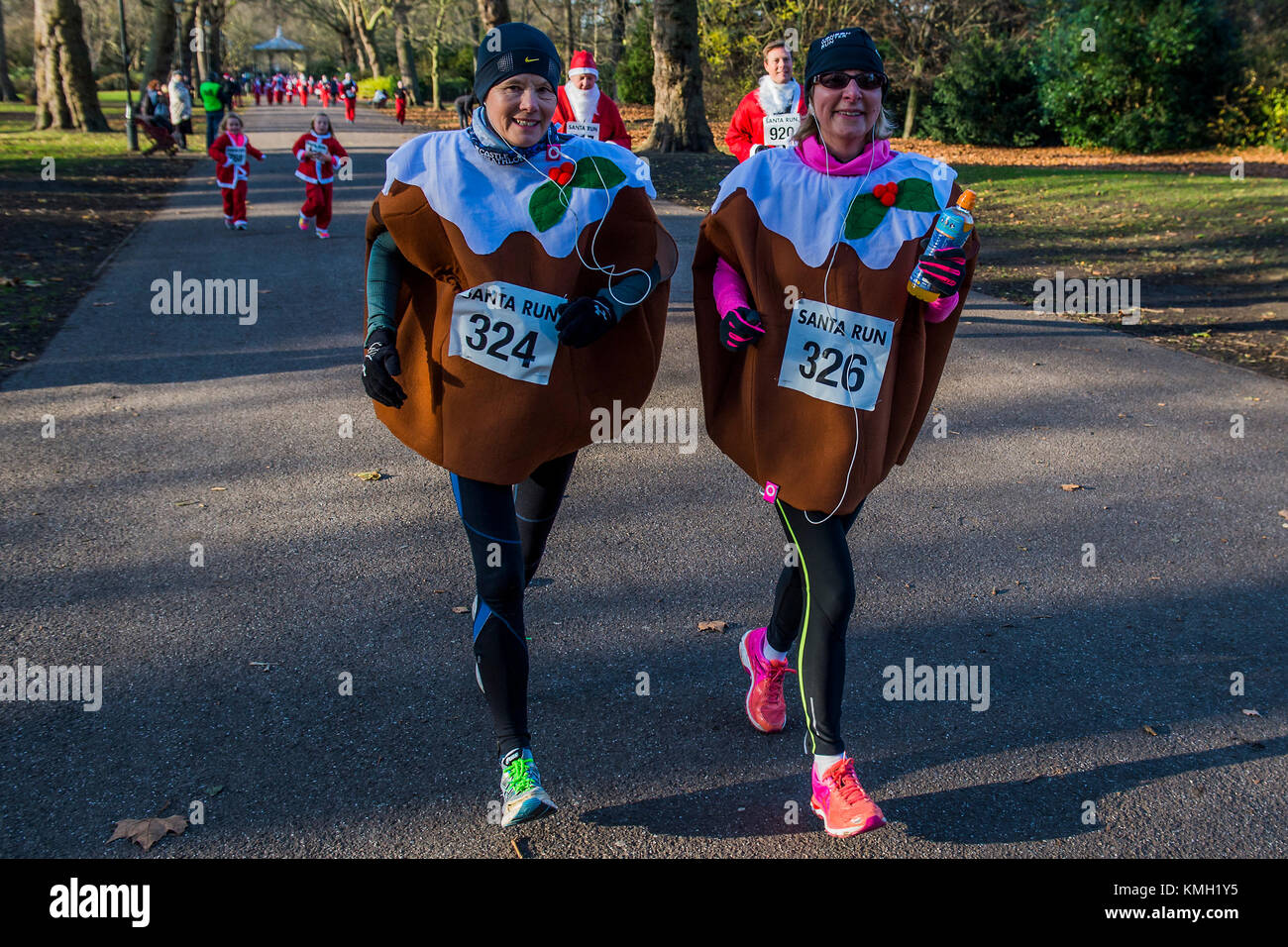 London, UK. 09th Dec, 2017. Christmas puddings - 2000 Santas of all ages take part in the annual Santa Run in Battersea Park to support Noah’s Ark Children’s Hospice. Credit: Guy Bell/Alamy Live News Stock Photo