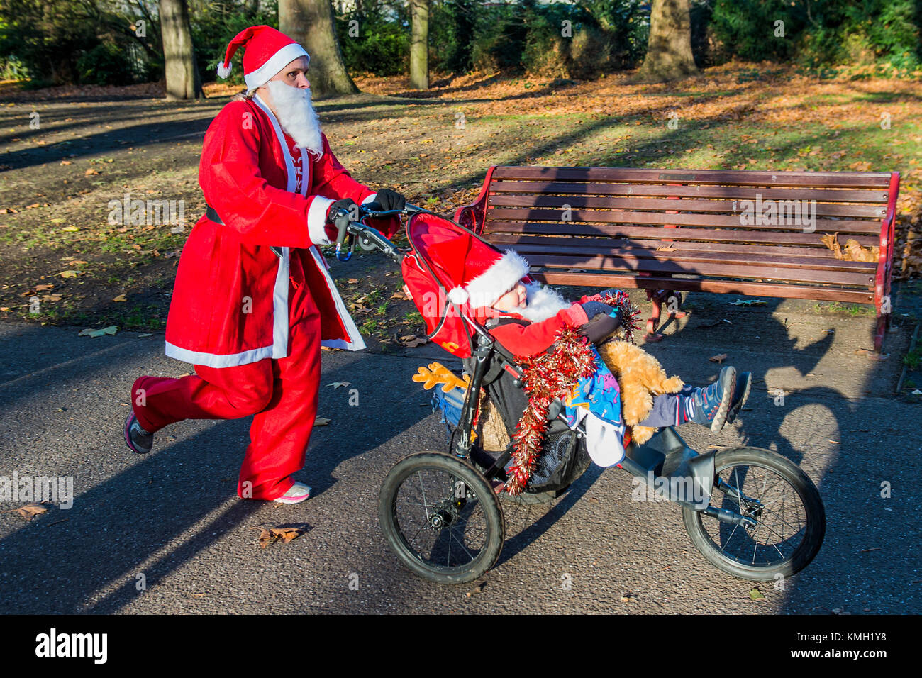 London, UK. 09th Dec, 2017. 2000 Santas of all ages take part in the annual Santa Run in Battersea Park to support Noah’s Ark Children’s Hospice. Credit: Guy Bell/Alamy Live News Stock Photo