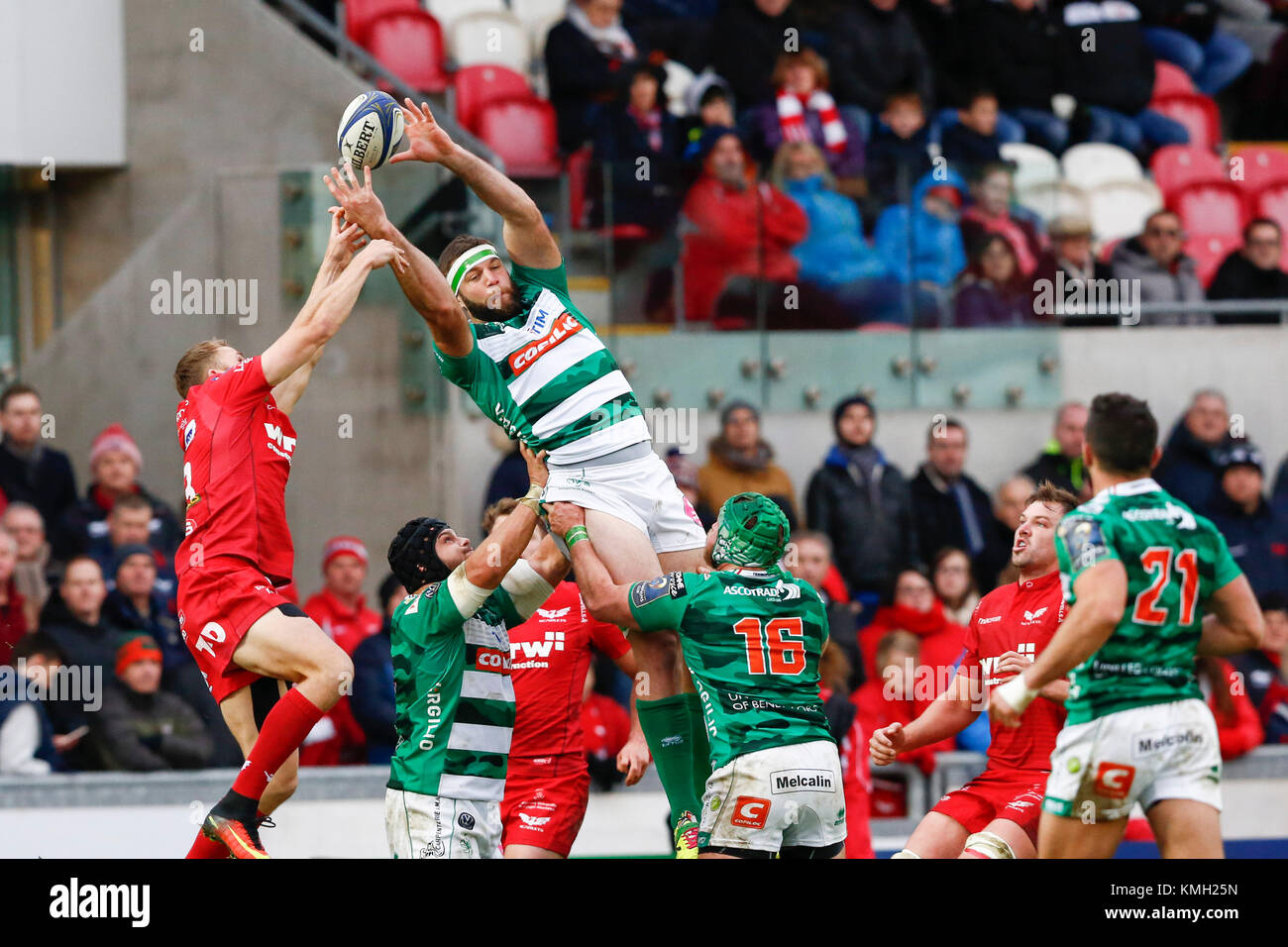 Scarlets and Benetton Rugby players compete to win a kick off Stock Photo
