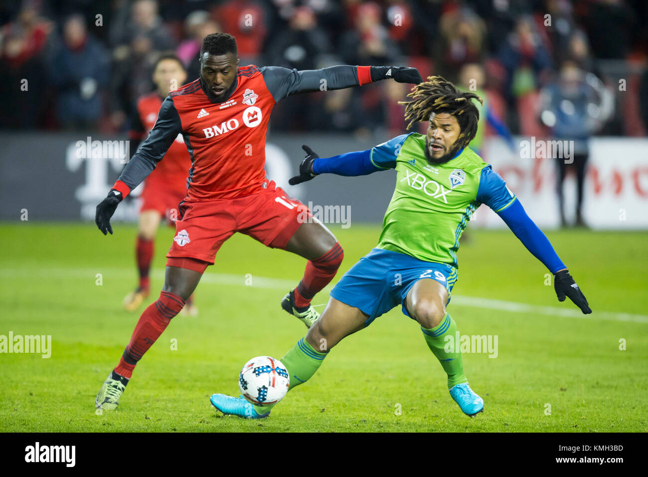 Toronto, Canada. 9th Dec, 2017. Jozy Altidore(L) of Toronto FC vies with Roman Torres(R) of Seattle Sounders FC during their 2017 Major League Soccer(MLS) Cup final at BMO Field in Toronto, Canada, Dec. 9, 2017. Toronto FC won 2-0 and claimed the title. Credit: Zou Zheng/Xinhua/Alamy Live News Stock Photo
