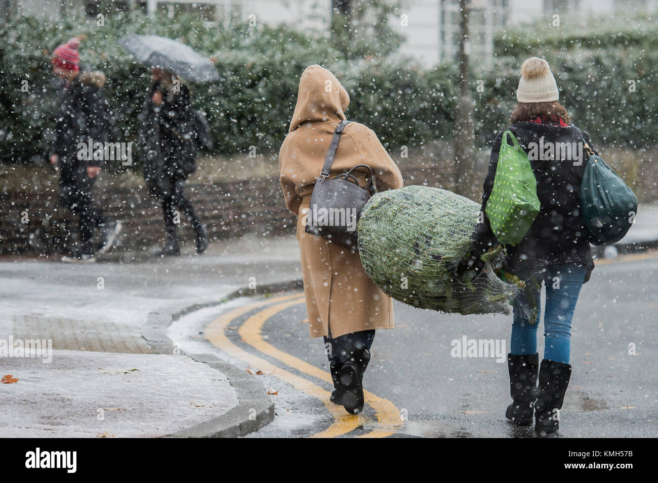 Clapham Common, London. 10th Dec, 2017. A perfect time to collect the