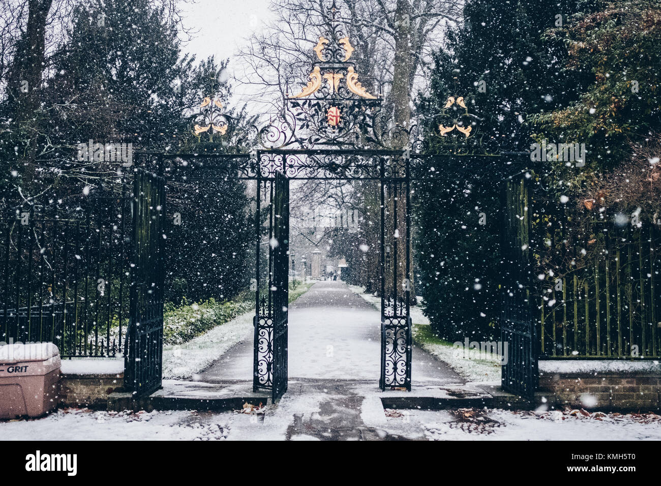 Cambridge, Cambridgeshire, UK. 10th Dec, 2017. Weather: Heavy snow in morning at Clare College MCR in Cambridge. Credit: Gergo Toth/Alamy Live News Stock Photo