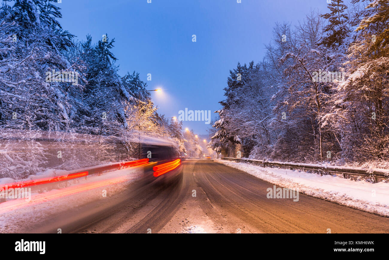 Queensway Road, Telford, United Kingdom.10th of December 2017. Difficult but scenic driving conditions on the road at evening after recent heavy snowfall Stock Photo