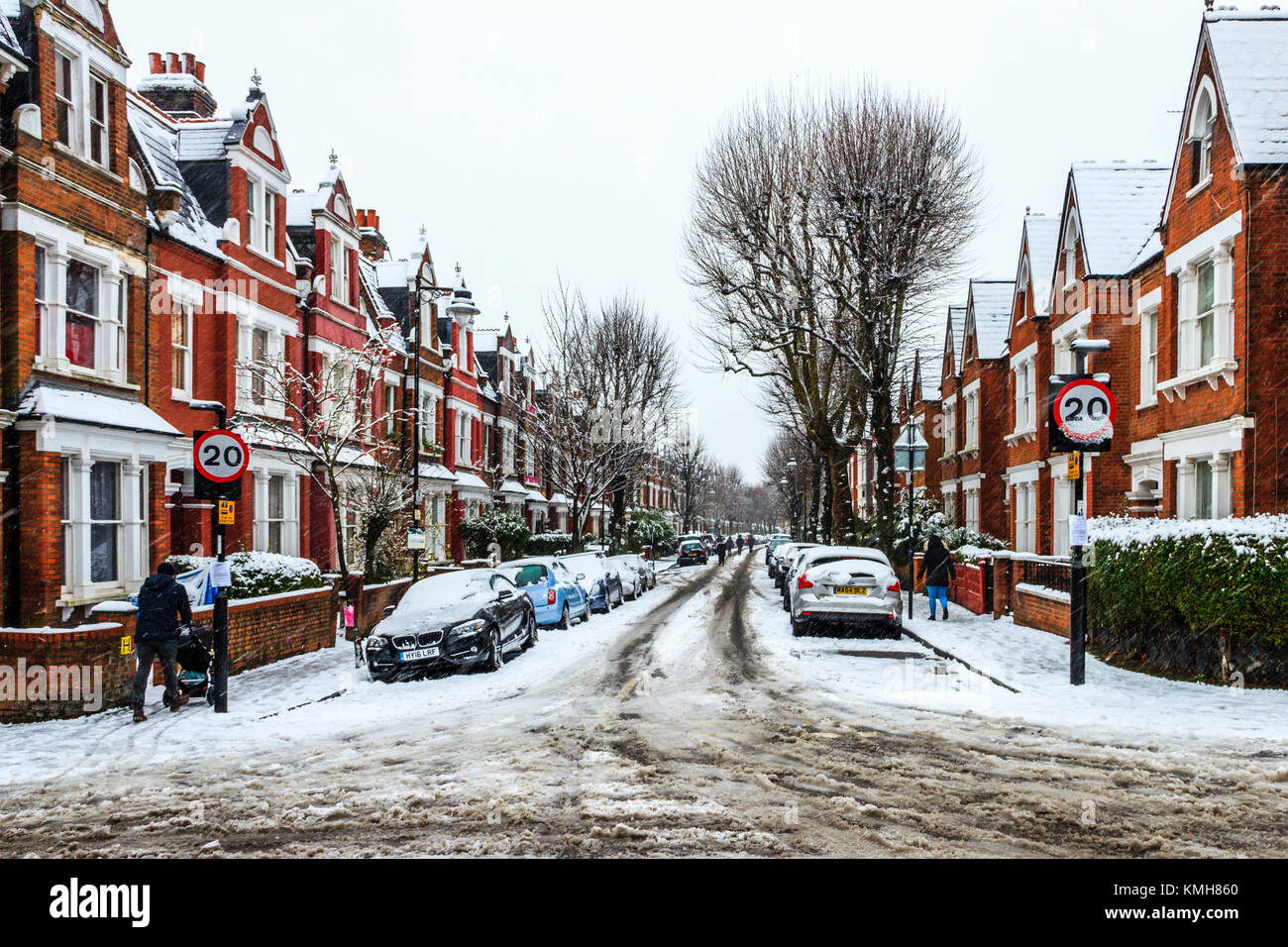 Highgate, London, UK. 10th December 2017. Snow causes travel disruption but brings festive