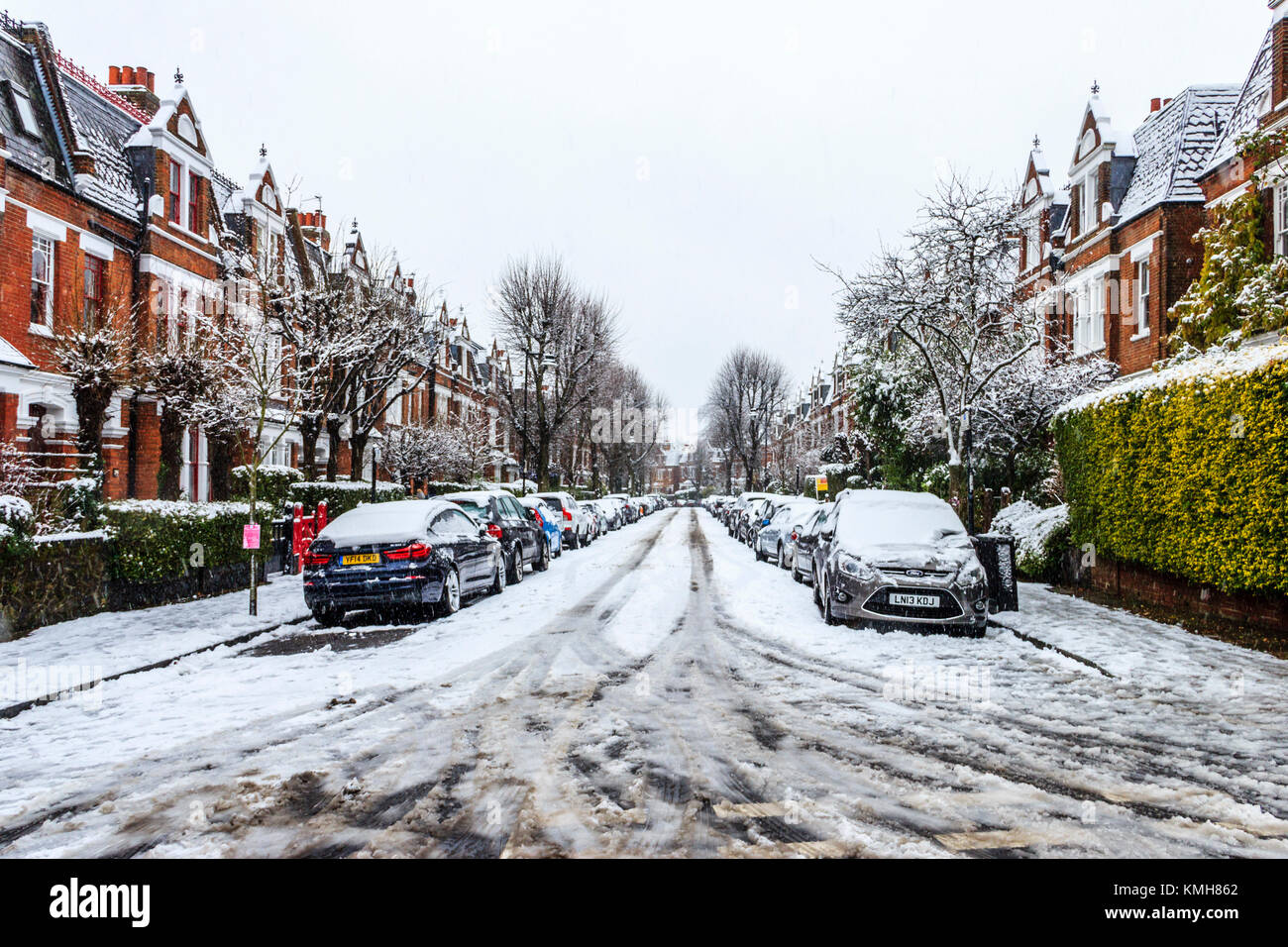 Highgate, London, UK. 10th December 2017. Snow causes travel disruption but brings festive
