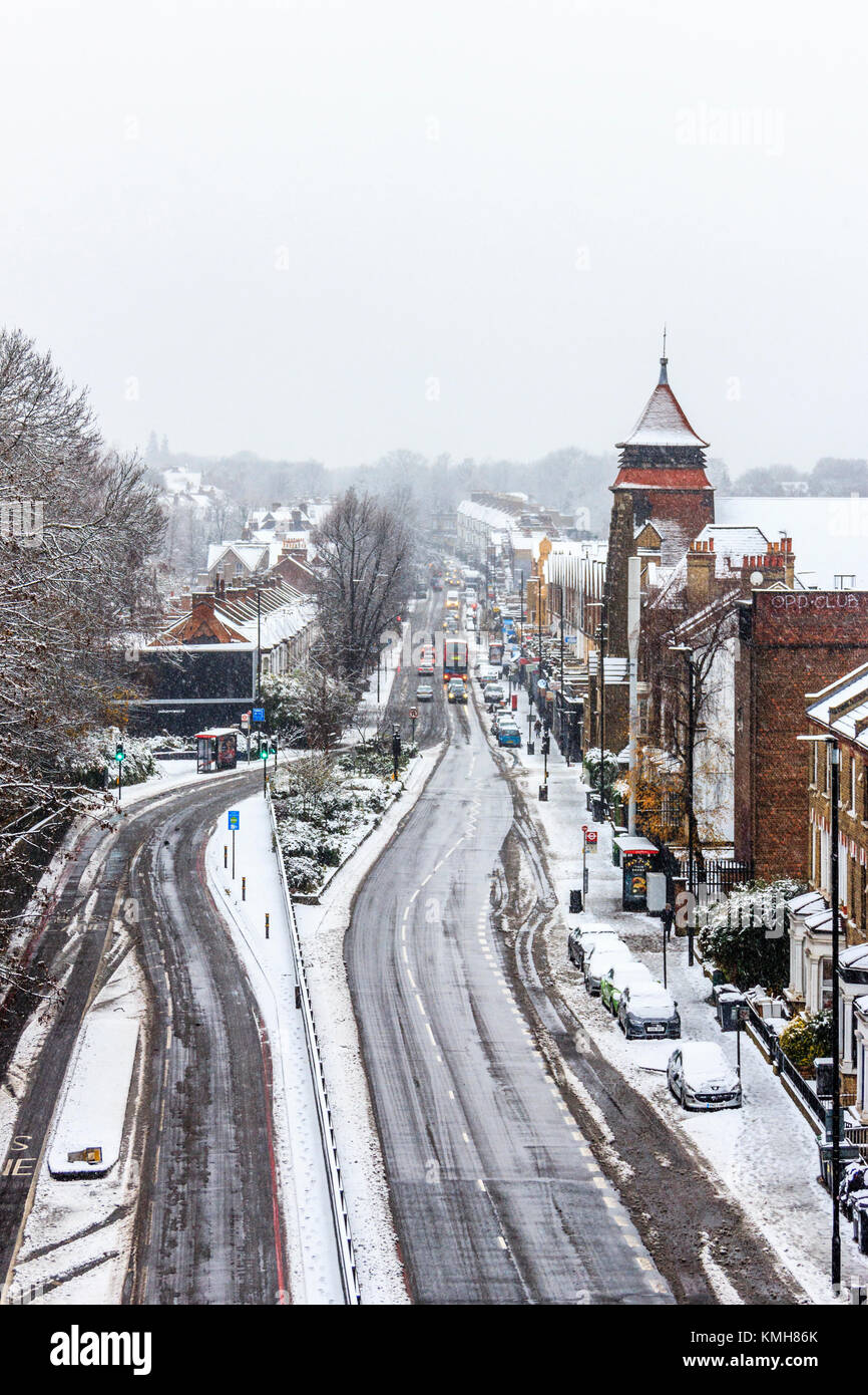 Highgate, London, UK. 10th December 2017. Snow causes travel disruption but brings festive