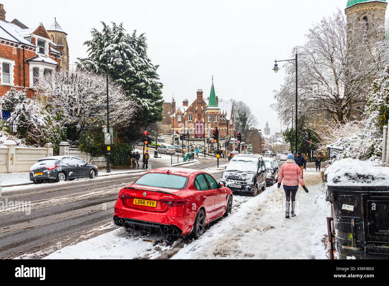 Highgate, London, UK. 10th December 2017. Snow causes travel disruption but brings festive
