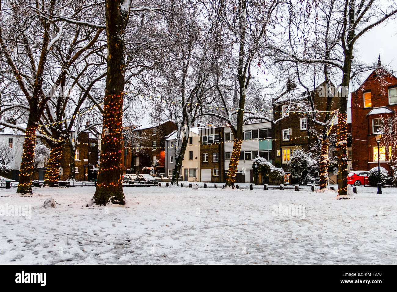 Highgate, London, UK. 10th December 2017. Snow causes travel disruption but brings festive