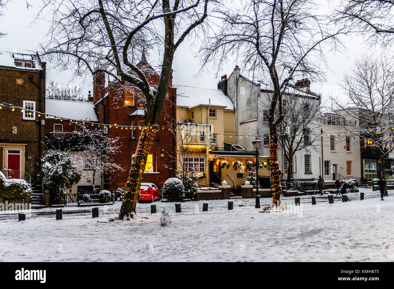 Highgate, London, UK. 10th December 2017. Snow causes travel disruption but brings festive