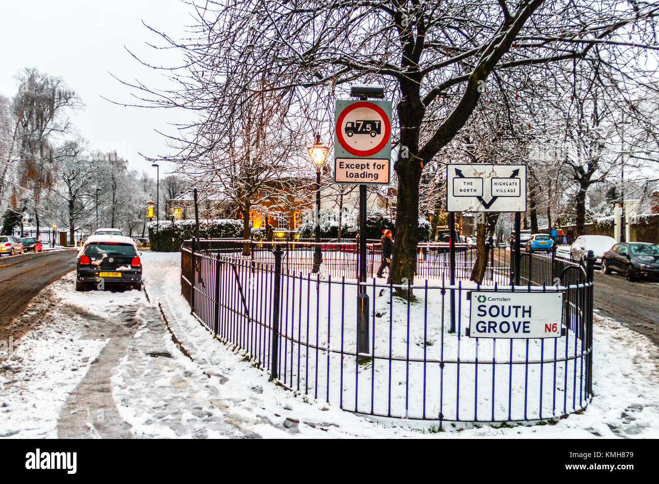 Highgate, London, UK. 10th December 2017. Snow causes travel disruption but brings festive
