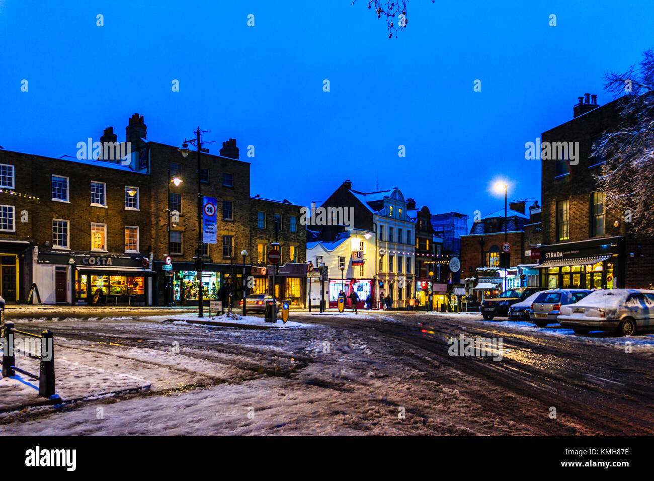 Highgate, London, UK. 10th December 2017. Snow causes travel disruption