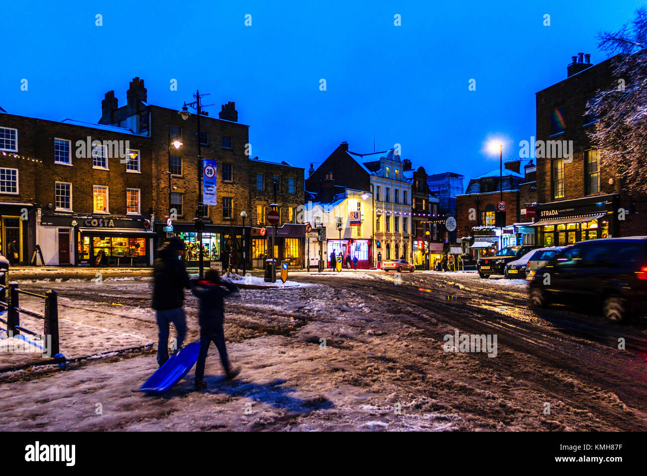 Highgate, London, UK. 10th December 2017. Snow causes travel disruption