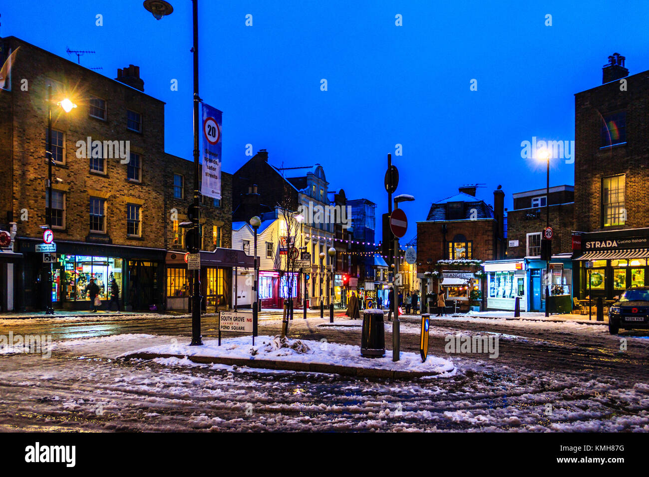 Highgate, London, UK. 10th December 2017. Snow causes travel disruption but brings festive