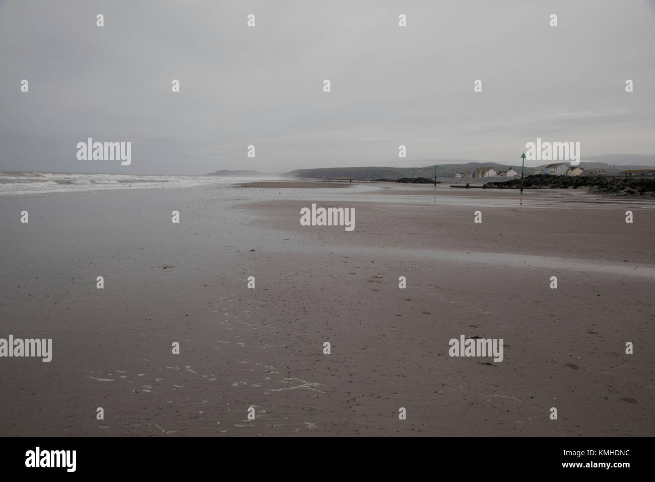 the-beach-and-sea-at-seaside-town-of-borth-on-a-grey-gloomy-day-in