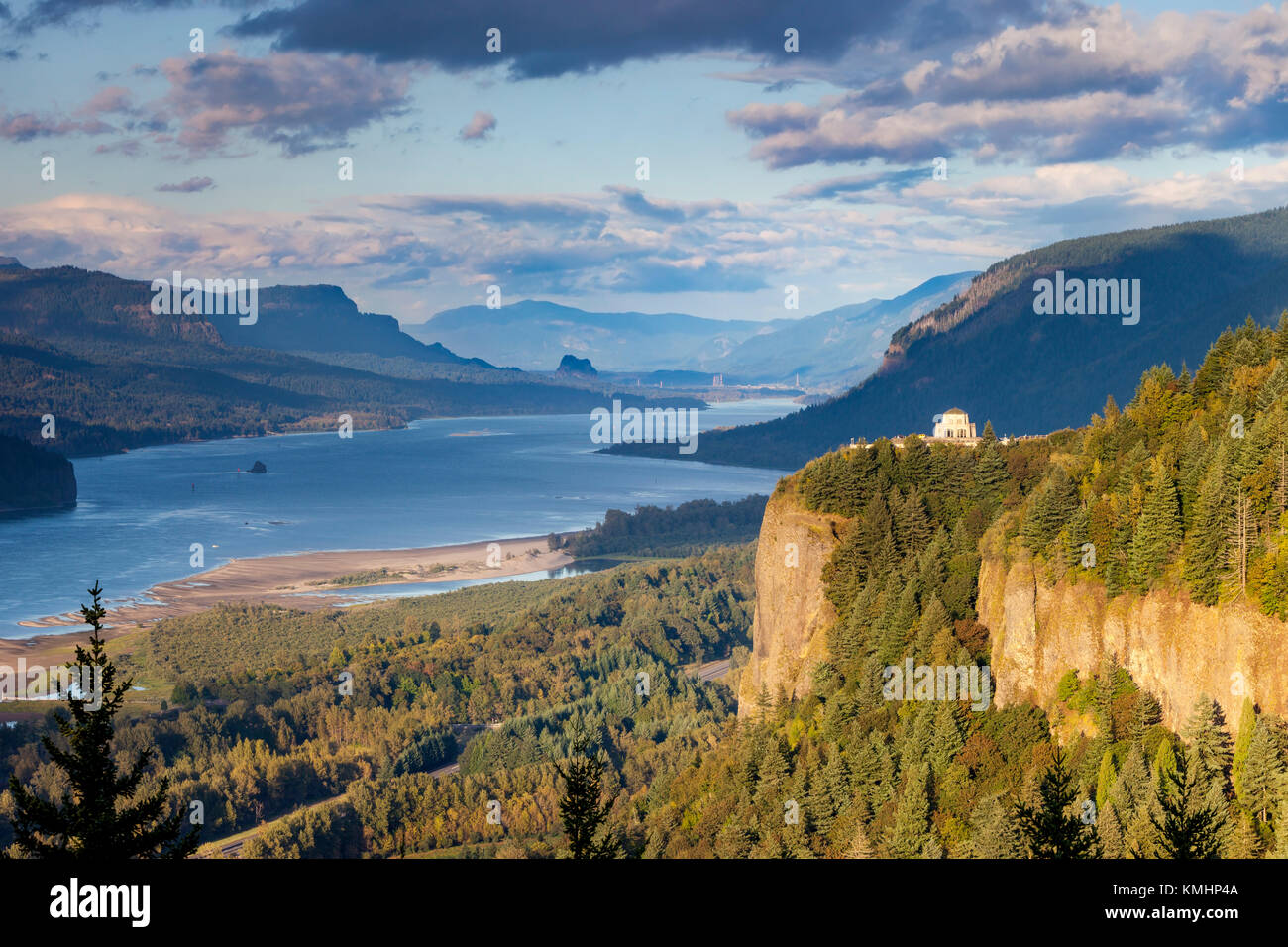 Overlooking the Vista House and the Columbia River Gorge, Oregon USA Stock Photo