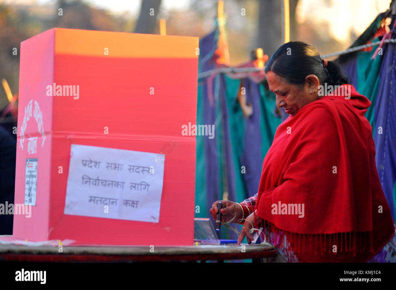 Kathmandu, Nepal. 07th Dec, 2017. Nepalese people casts their votes in