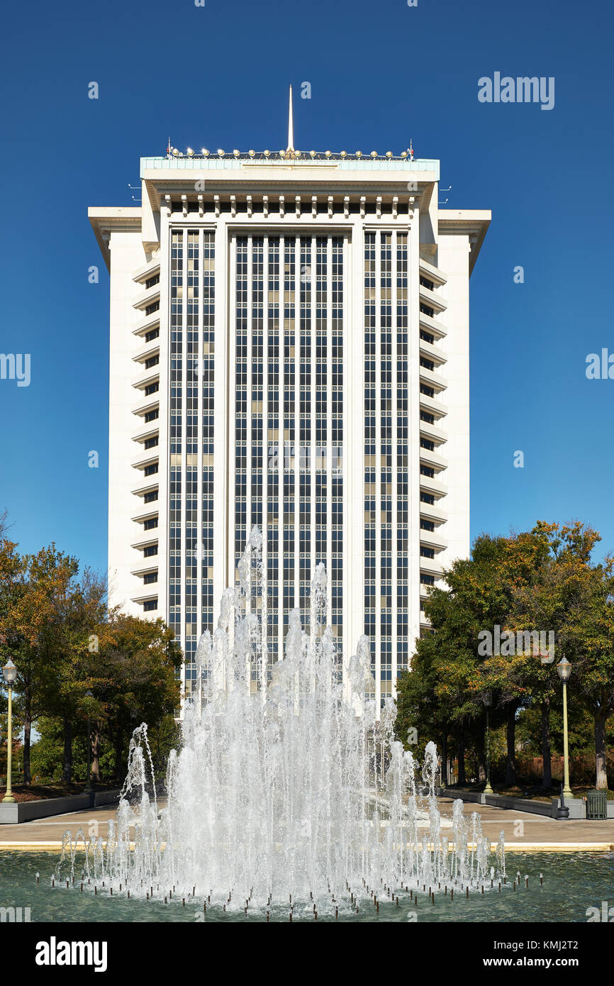High-rise office building, Regions Bank, with decorative fountain in front in Montgomery Alabama, USA. Stock Photo