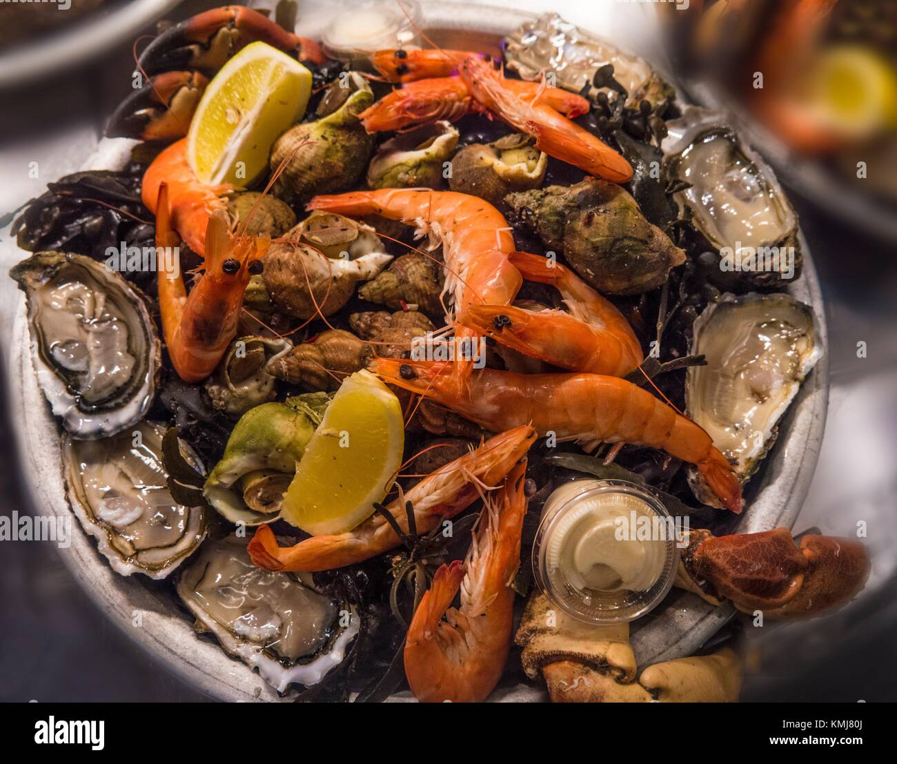 Écailler les huîtres et Photo Stock - Alamy