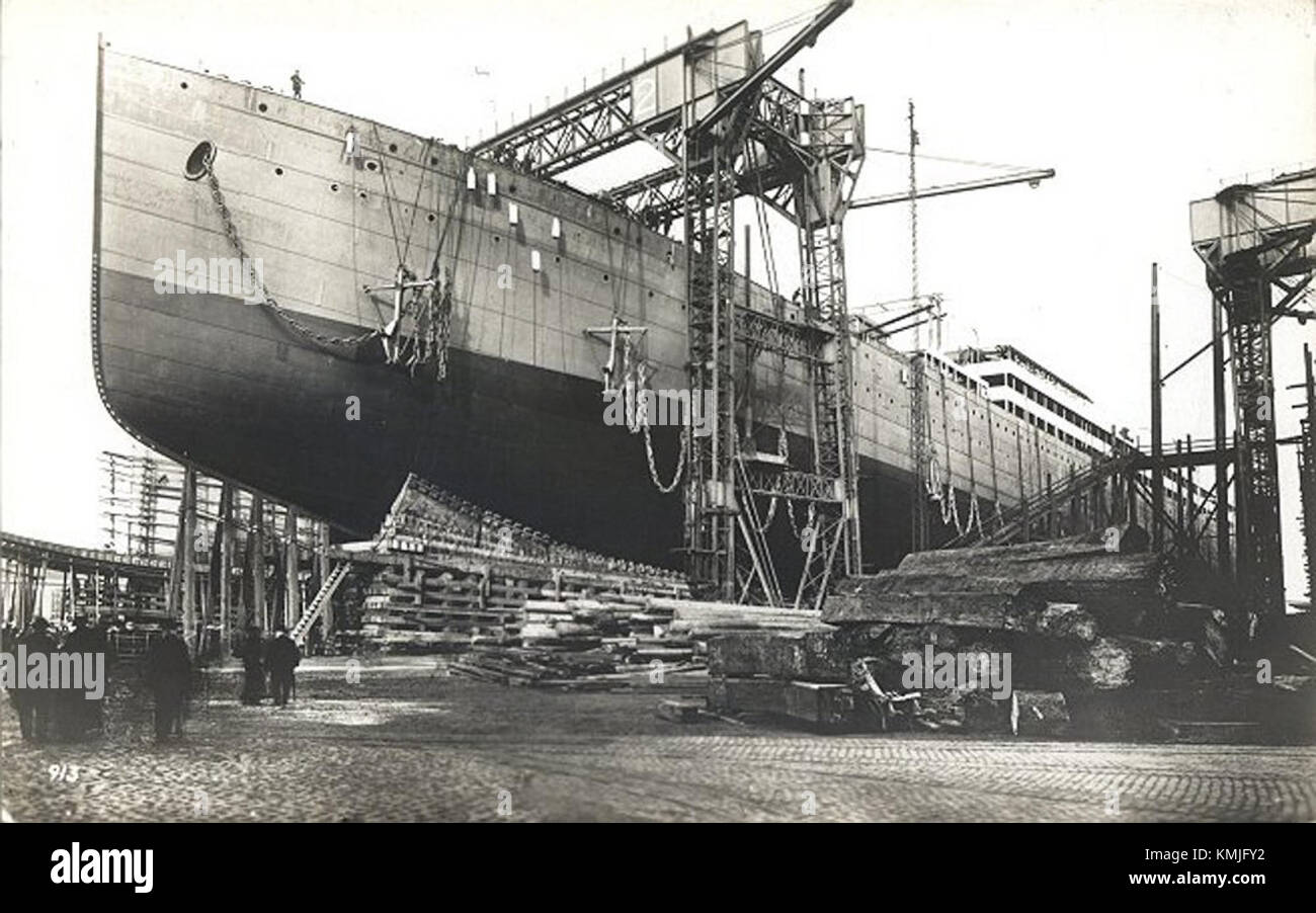 Где был спущен на воду первый. Титаник на верфи в Белфасте. Белфаст судоверфь постройки Титаника. Судостроительная верфь Харланд энд Вольф. Титаник 2 на верфи.