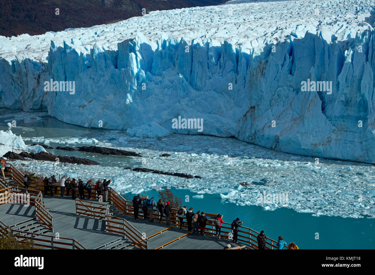Tourists on walkway and Perito Moreno Glacier, Parque Nacional Los Glaciares (World Heritage Area), Patagonia, Argentina, South America Stock Photo