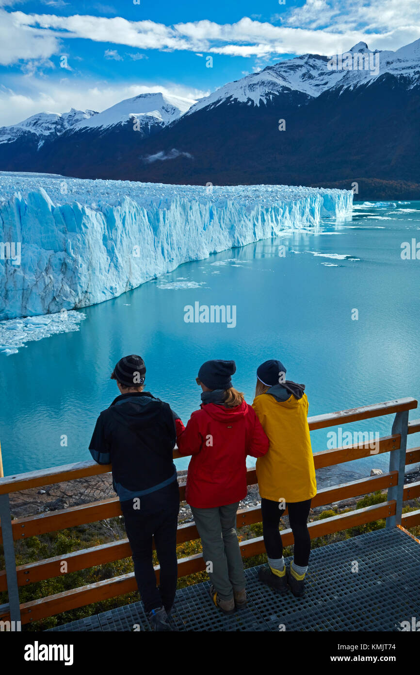 Tourists on walkway and Perito Moreno Glacier, Parque Nacional Los Glaciares (World Heritage Area), Patagonia, Argentina, South America (MR) Stock Photo