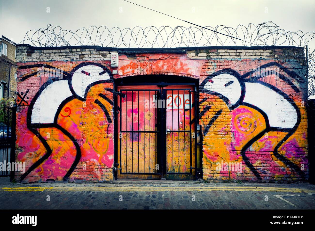 Graffiti barbed wire hi-res stock photography and images - Alamy