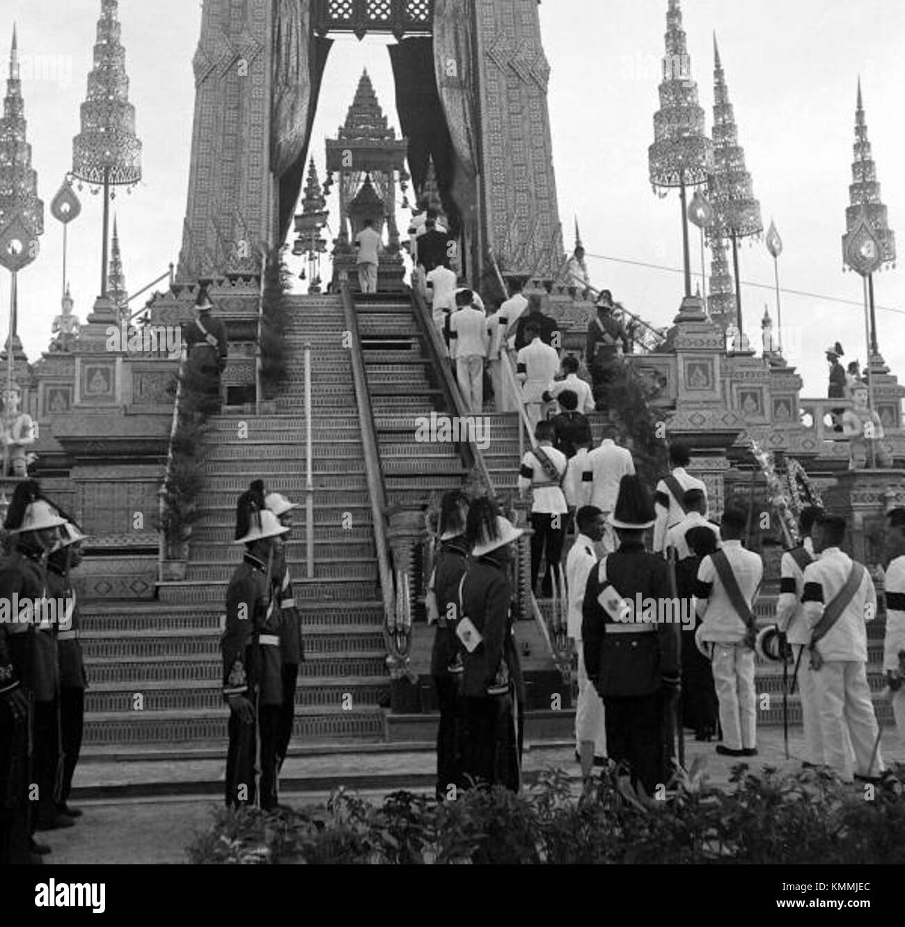 The offering of sandalwood flowers by high-ranking government officers - Symbolic royal cremation of rama VII Stock Photo