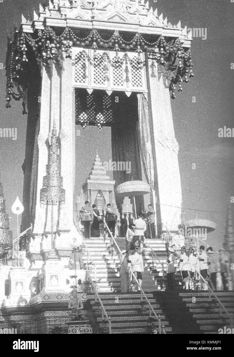 King Bhumibol Adulyadej and Queen Sirikit offering of sandalwood flowers (Symbolic royal cremation of Savang Vadhana) Stock Photo