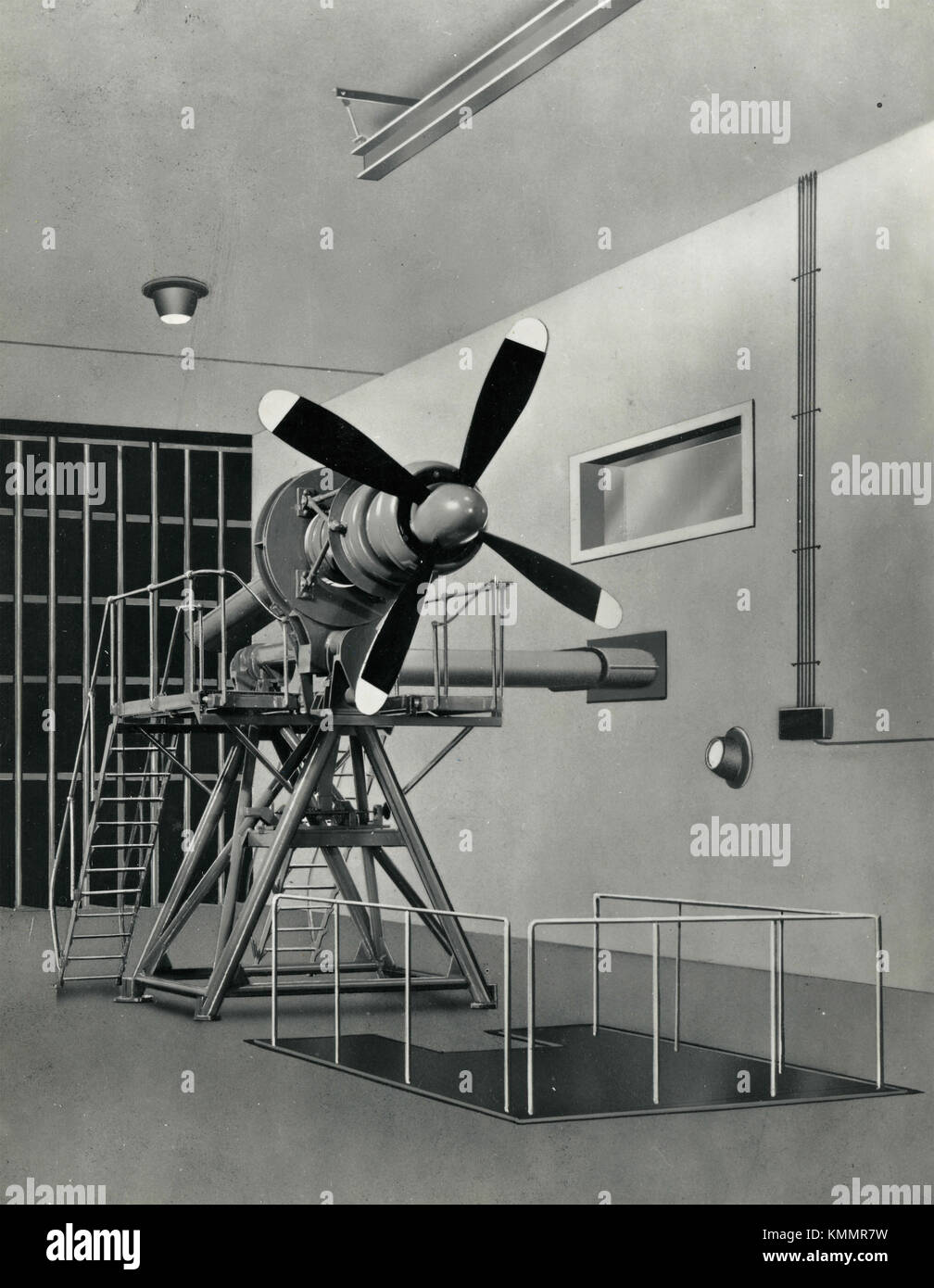 Torque reaction hangar stand for turbo-prop engines, 1940s Stock Photo