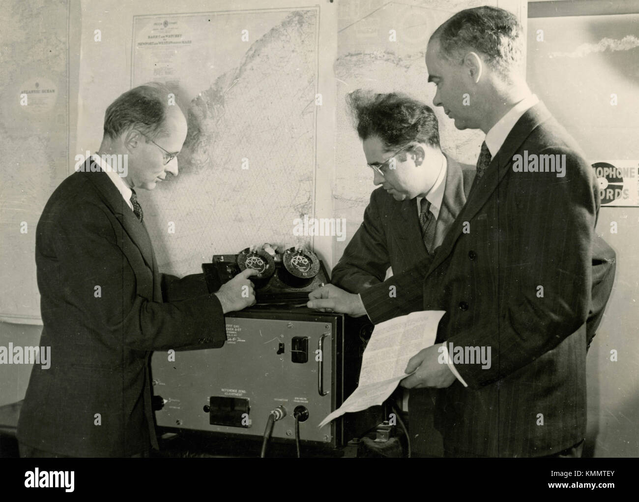 H.F. Schwarz inventor of navigational system talks to  W.J. O'Brien, UK 1945 Stock Photo