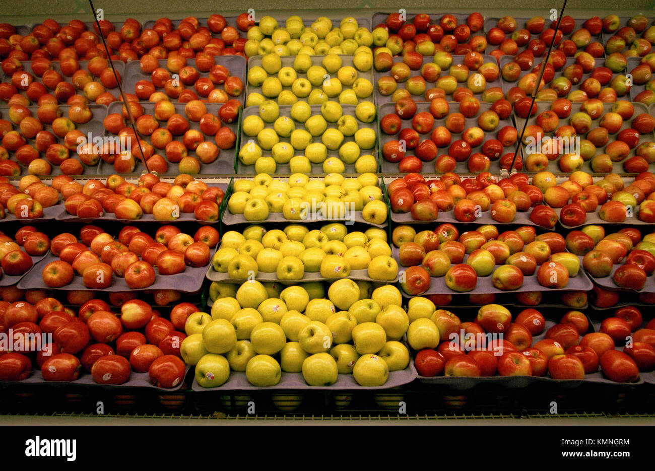 Display of apples in grocery store Stock Photo Alamy