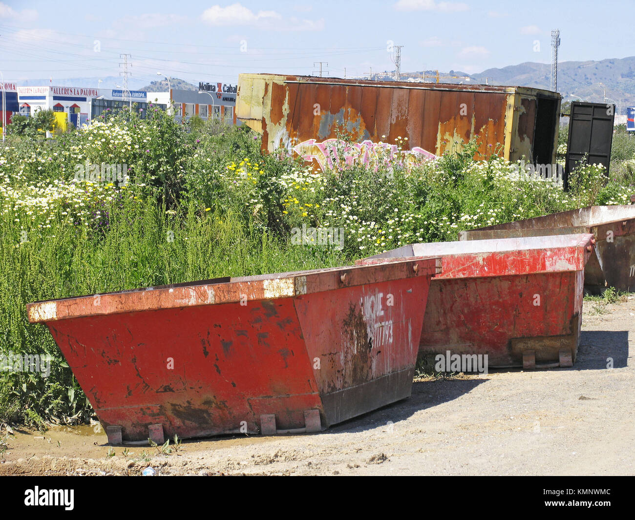 Rubbish skips hires stock photography and images Alamy