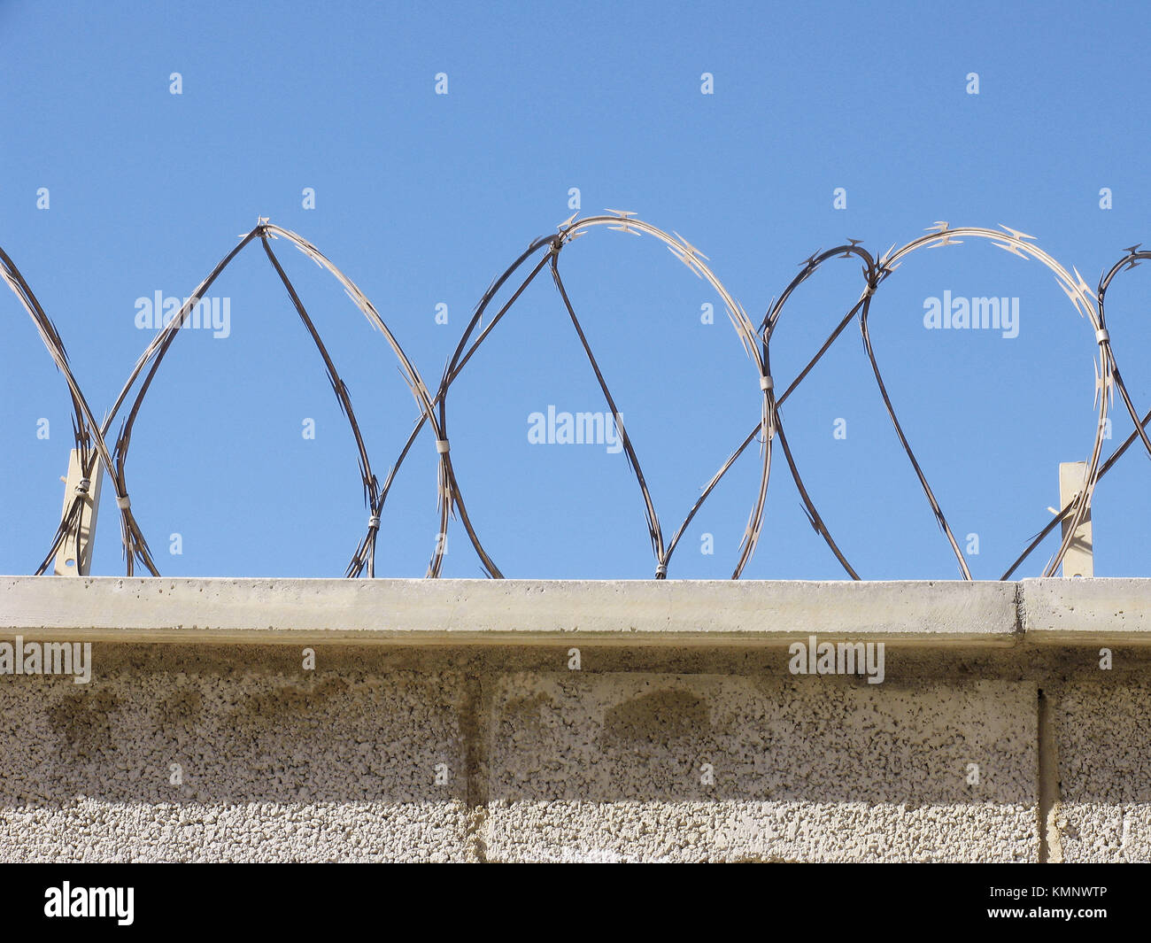 Razor Wire Wall High Resolution Stock Photography and Images Alamy