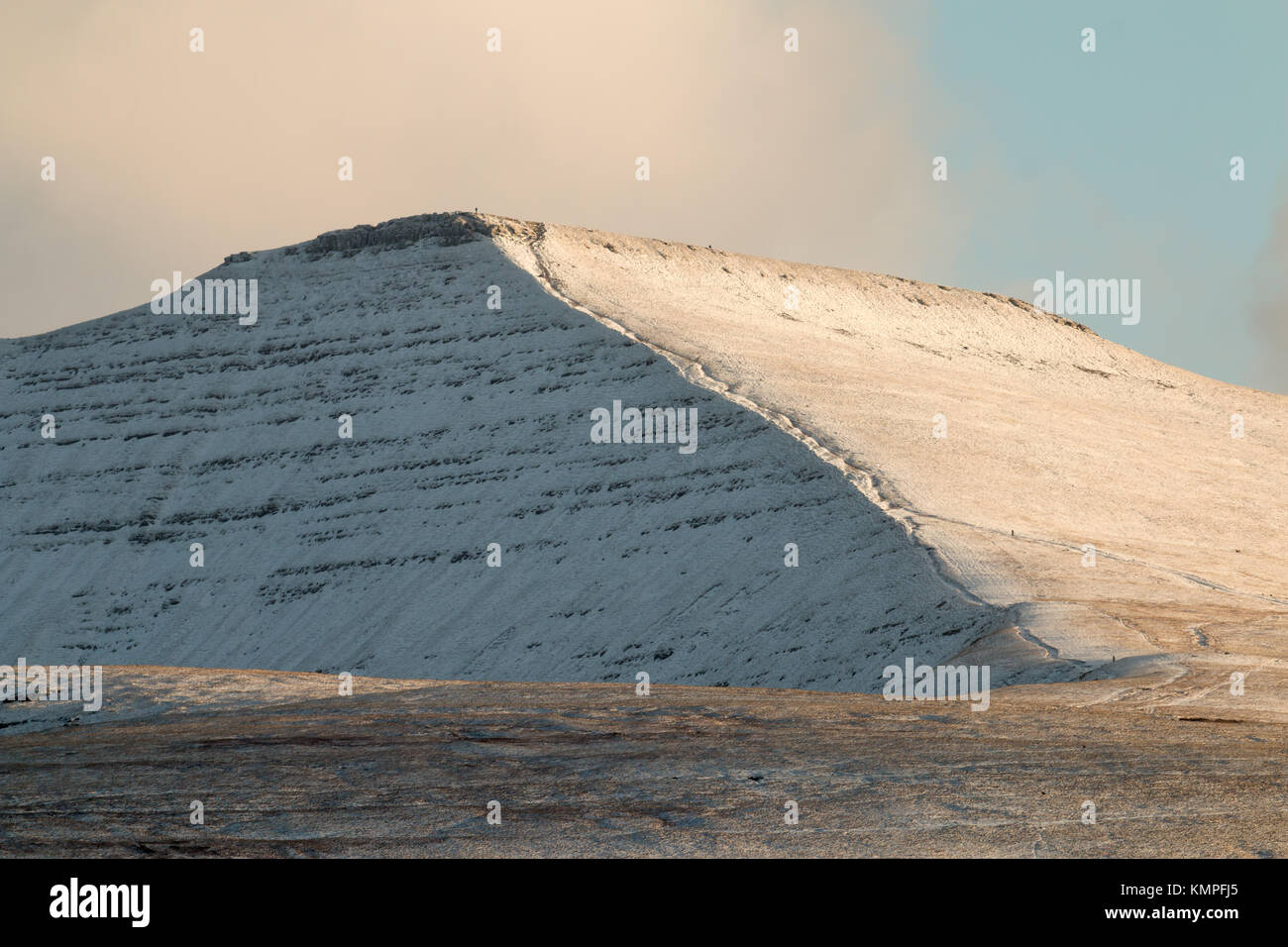 Brecon, Wales. 08th Dec, 2017. UK Weather. Snow fall covers the Brecon Beacons National Park. Credit: Ed Marshall/Alamy Live News Stock Photo