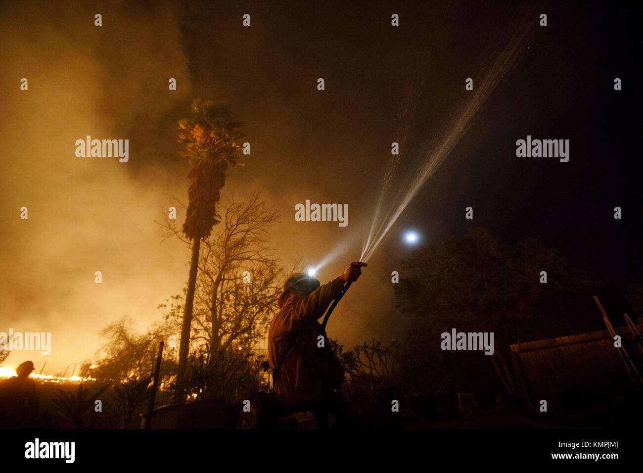 Bonsall, California, USA. 8th Dec, 2017. A firefighter uses a garden ...