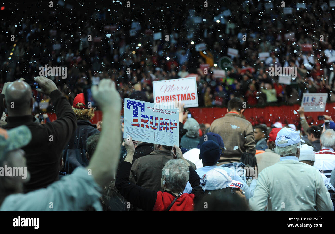 Snow falls from ceiling hi res stock photography and images Alamy