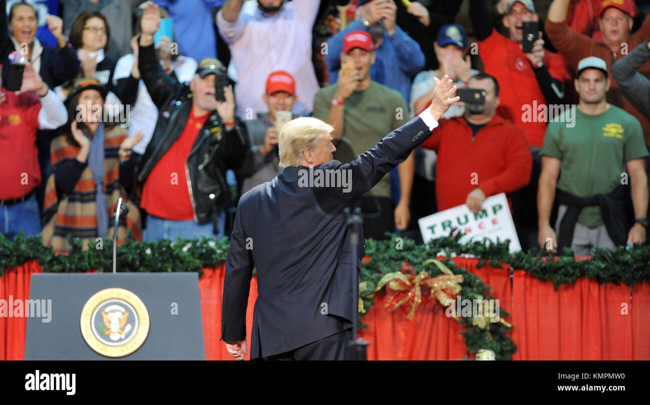 U s president donald trump waves hi-res stock photography and images ...