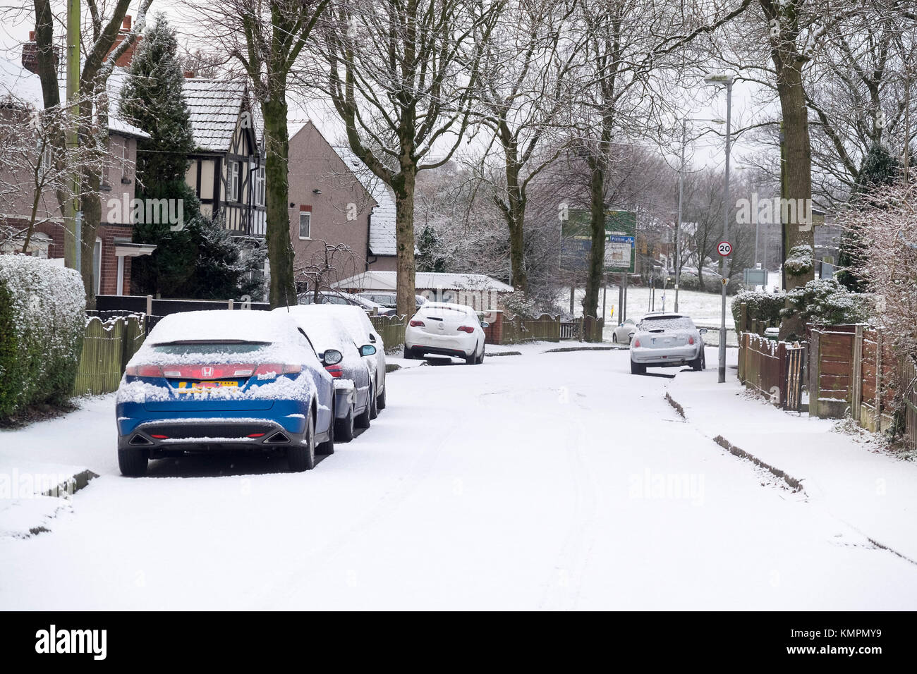 Heavy snowfall hits uk hi-res stock photography and images - Alamy