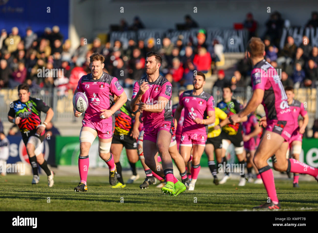Parma, Italy. 9h December 2017. Gloucester's centre Mark Atkinson passes the ball in the match against Zebre in EPCR Challenge Cup 2017/18. Massimiliano Carnabuci/Alamy Live News Stock Photo