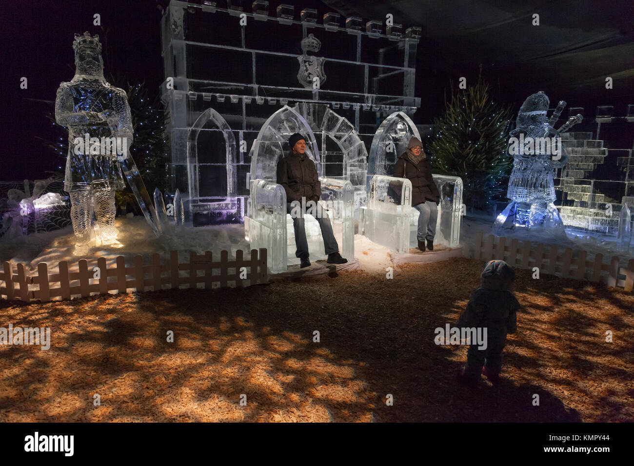 Toddler watches man and woman sitting on ice thrones flanked by Robert the Bruce and a Piper; in The Ice Adventure; @ Edinburgh's Christmas event 2017 Stock Photo