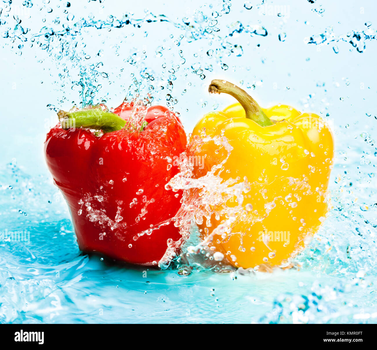 Water pepper. Фрукты в брызгах воды. Фрукты и овощи в воде. Вода перец. Болгарский перец в воде.