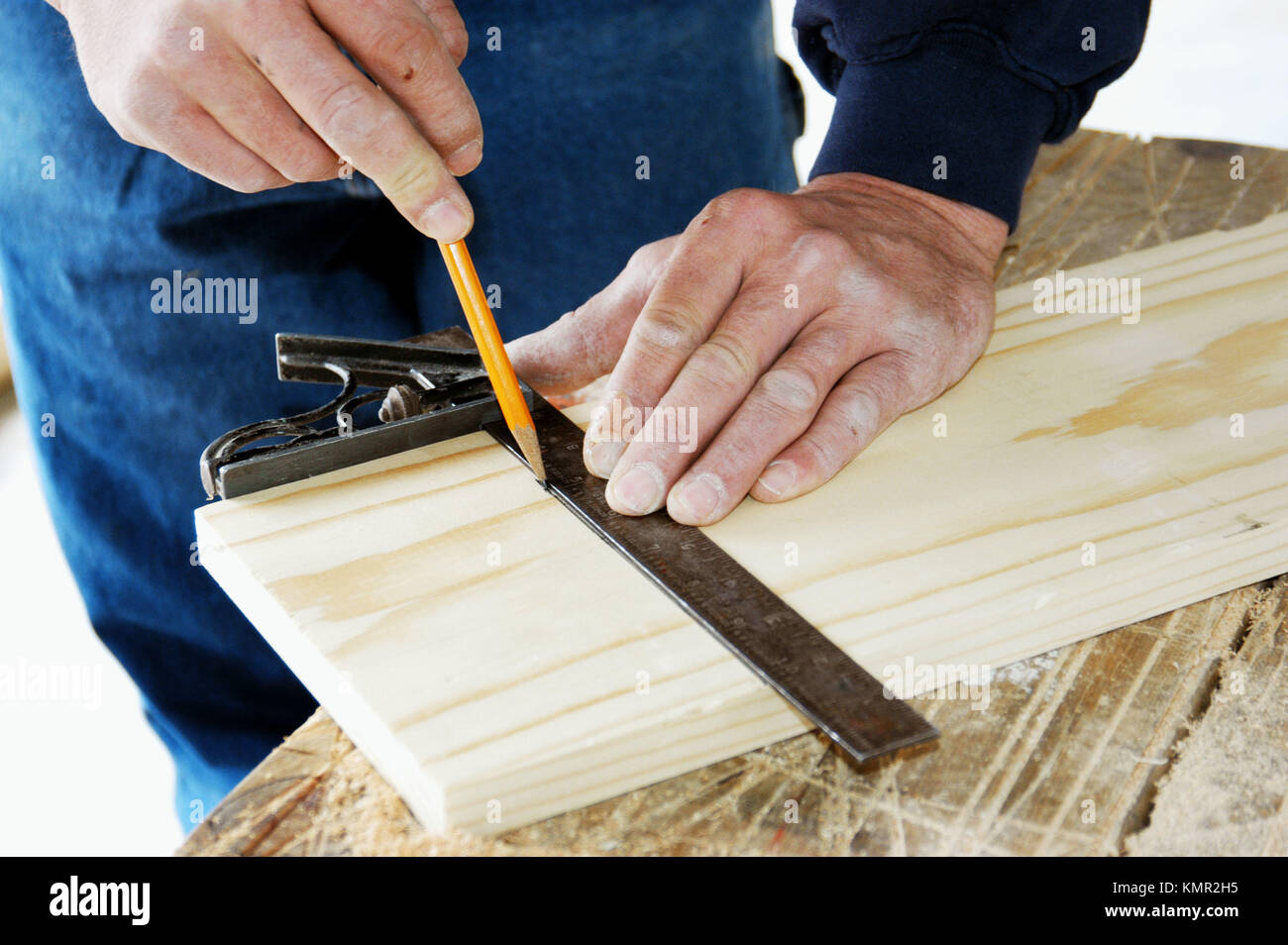 Carpenter uses level at right angle Stock Photo Alamy
