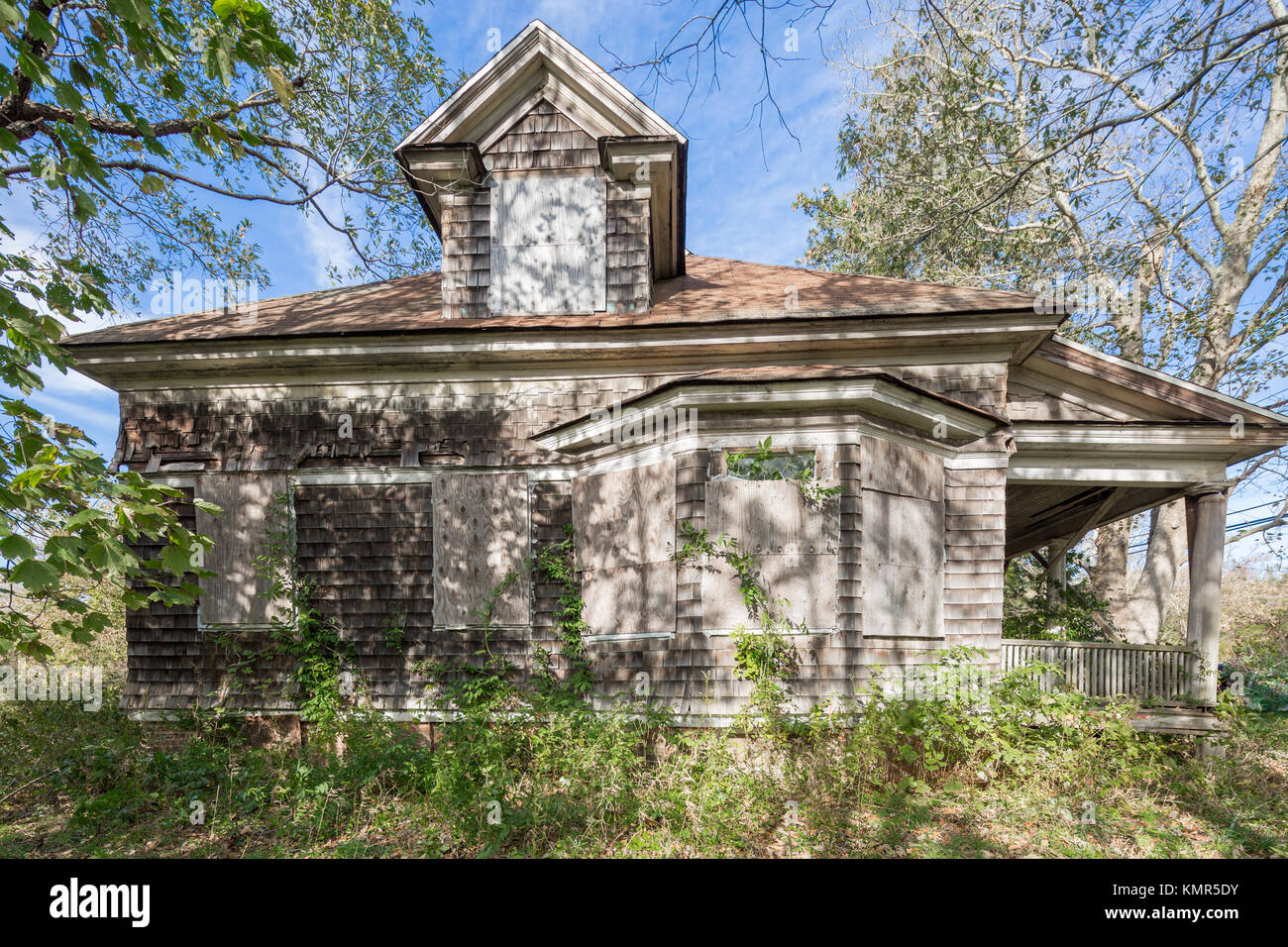 abandoned home in eastern long island, ny Stock Photo Alamy
