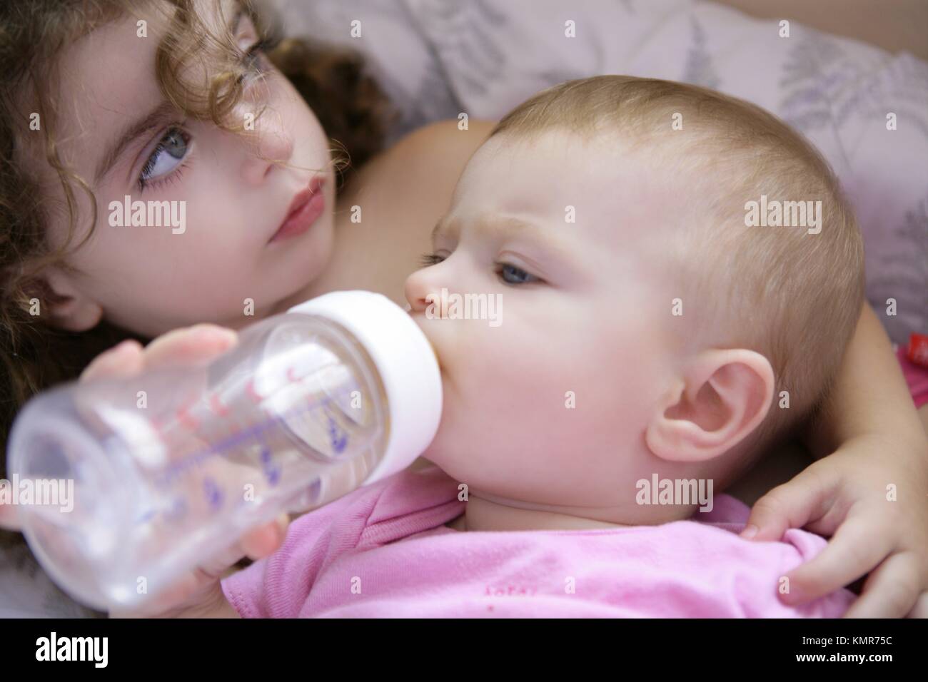 Milk sisters. Молочные сестры. Маленькая девочка с бутылочкой. Девушка с бутылочкой молока. Бутылочка для кормления для девочки.