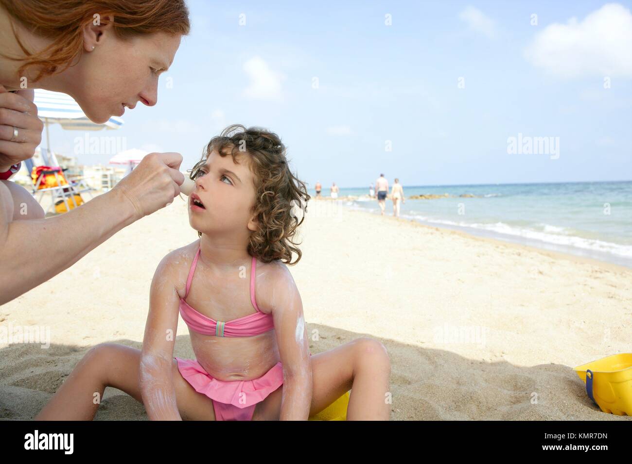 Мамы на нудиском пляже. Дочь на пляже. Доча на пляже. Девочка с мамамой на пляже. Нудистские семьи Дочки.